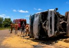 CARRETA CARREGADA DE MILHO TOMBA E MOTORISTA FICA PRESO ÀS FERRAGENS EM QUERÊNCIA