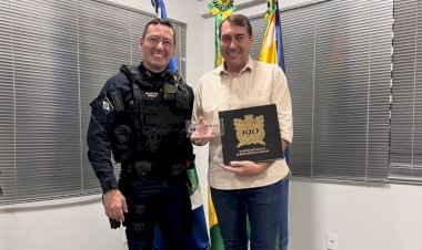 Major Yamada entrega livro comemorativo dos 190 anos da Polícia Militar ao prefeito Vilson Biguelini