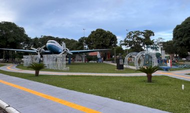 Prefeitura de Canarana/MT inicia decoração de Natal na Praça do Avião