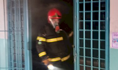 Bombeiros combatem incêndio em escola municipal de Água Boa