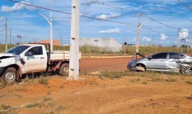 ACIDENTE ENTRE CARROS DEIXA UMA PESSOA FERIDA NO BAIRRO FLAMBOYANT 3, EM CANARANA