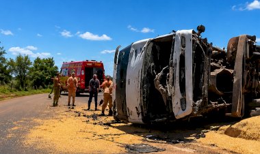 CARRETA CARREGADA DE MILHO TOMBA E MOTORISTA FICA PRESO ÀS FERRAGENS EM QUERÊNCIA