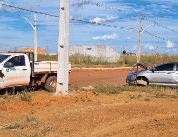 ACIDENTE ENTRE CARROS DEIXA UMA PESSOA FERIDA NO BAIRRO FLAMBOYANT 3, EM CANARANA