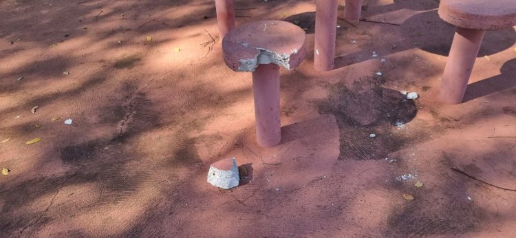 Vândalos destroem bancos e mesa de concreto na Avenida 7 de Setembro, em Canarana