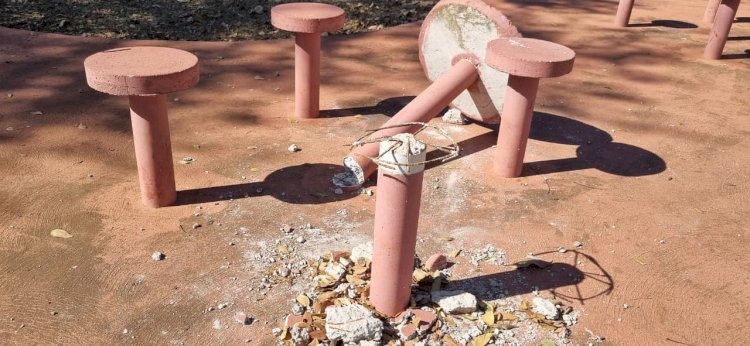 Vândalos destroem bancos e mesa de concreto na Avenida 7 de Setembro, em Canarana