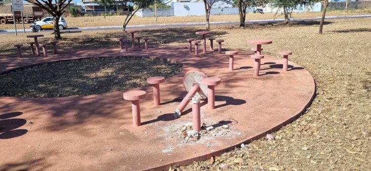 Vândalos destroem bancos e mesa de concreto na Avenida 7 de Setembro, em Canarana
