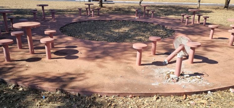 Vândalos destroem bancos e mesa de concreto na Avenida 7 de Setembro, em Canarana