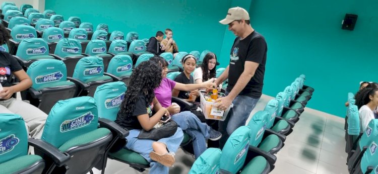 Cine Sicoob encanta crianças de Canarana durante a Semana da Criança