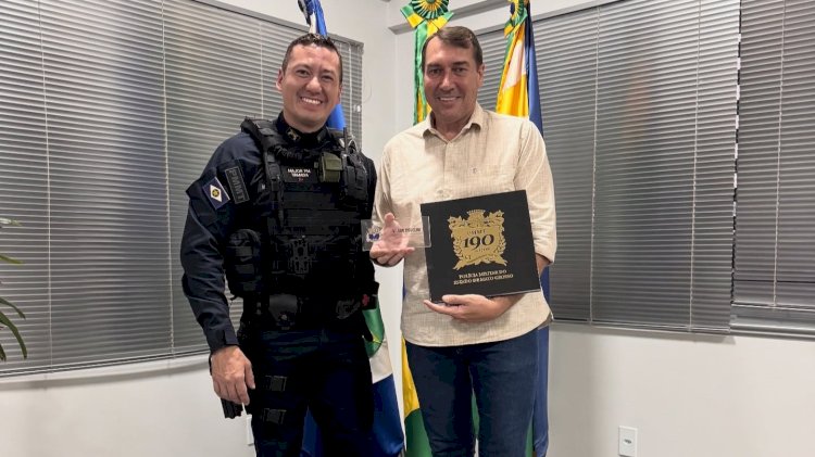 Major Yamada entrega livro comemorativo dos 190 anos da Polícia Militar ao prefeito Vilson Biguelini