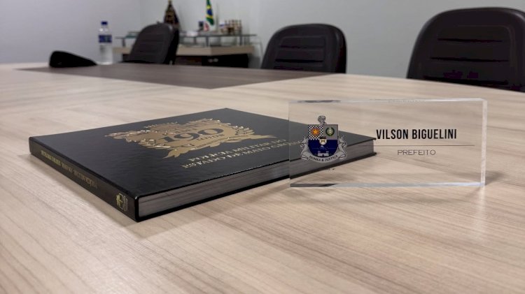 Major Yamada entrega livro comemorativo dos 190 anos da Polícia Militar ao prefeito Vilson Biguelini