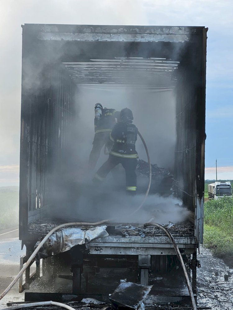Incêndio em carreta interdita MT-326 em Canarana e mobiliza Corpo de Bombeiros