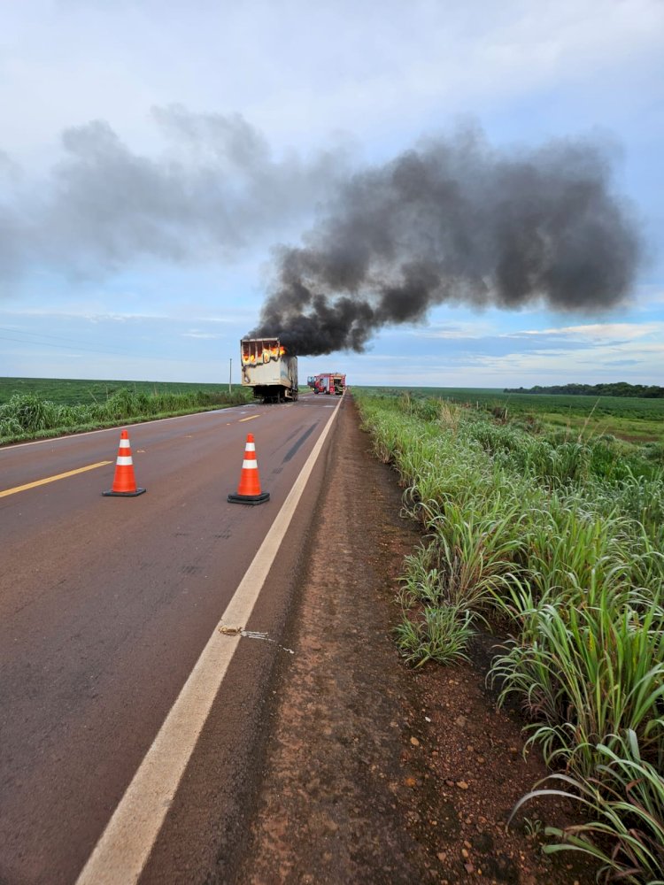 Incêndio em carreta interdita MT-326 em Canarana e mobiliza Corpo de Bombeiros