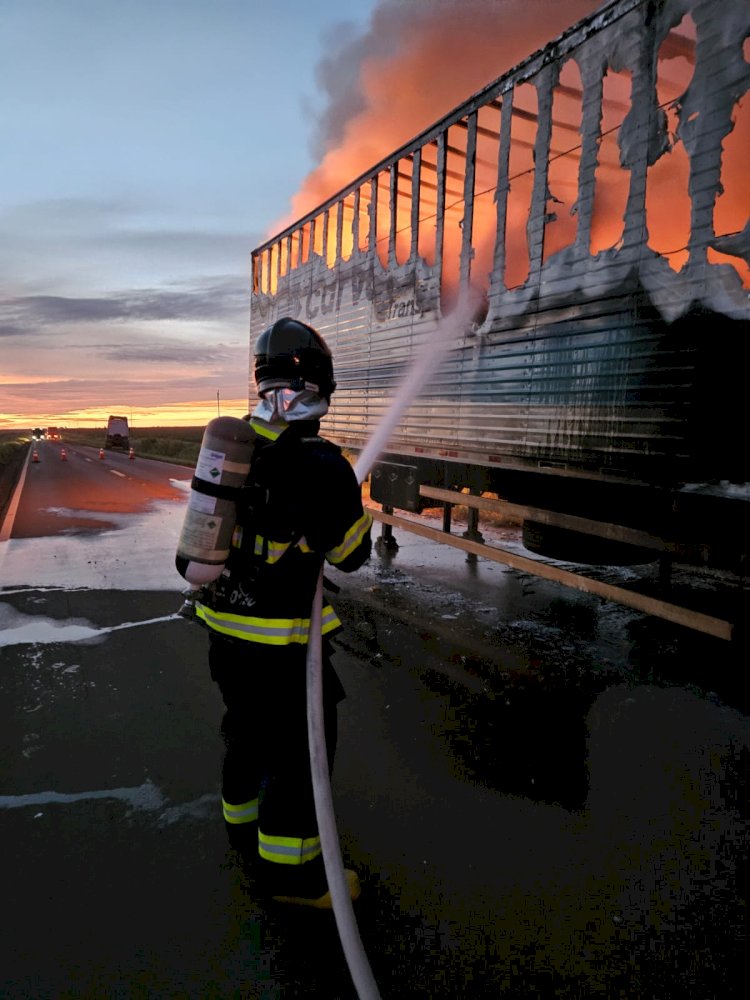 Incêndio em carreta interdita MT-326 em Canarana e mobiliza Corpo de Bombeiros