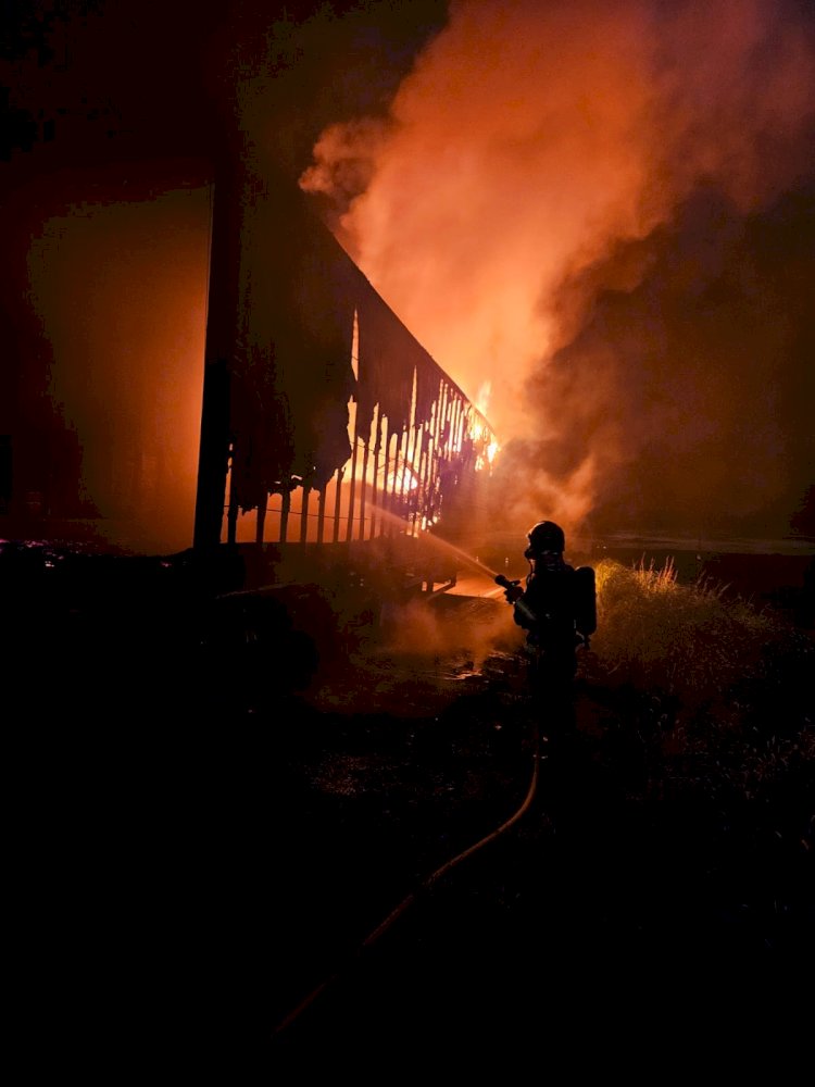 Incêndio em carreta interdita MT-326 em Canarana e mobiliza Corpo de Bombeiros