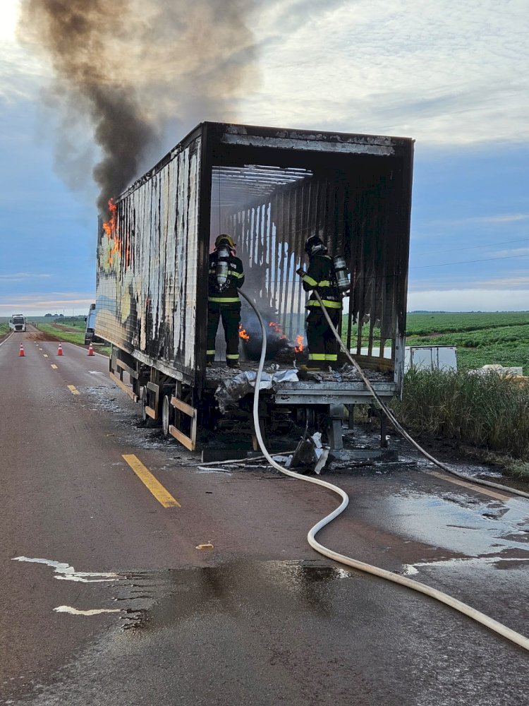 Incêndio em carreta interdita MT-326 em Canarana e mobiliza Corpo de Bombeiros