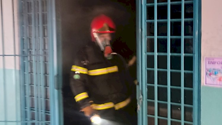 Bombeiros combatem incêndio em escola municipal de Água Boa