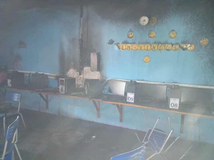 Bombeiros combatem incêndio em escola municipal de Água Boa