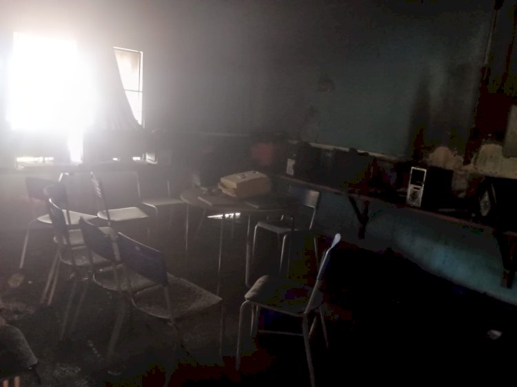 Bombeiros combatem incêndio em escola municipal de Água Boa