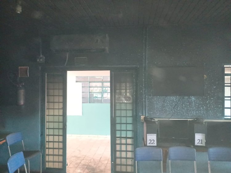 Bombeiros combatem incêndio em escola municipal de Água Boa