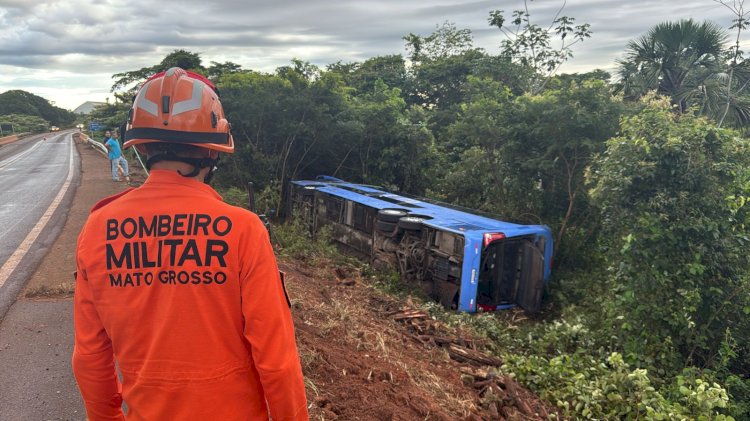 Ônibus tomba na BR-158 entre Barra do Garças e Nova Xavantina e deixa dois mortos e seis feridos