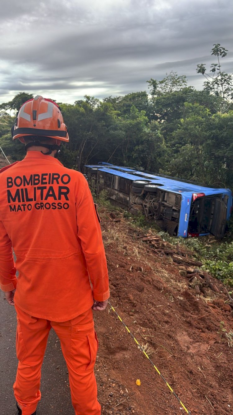 Ônibus tomba na BR-158 entre Barra do Garças e Nova Xavantina e deixa dois mortos e seis feridos