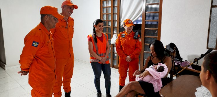 Reencontro emocionante: Bombeiros visitam pequena Helena dias após parto realizado em casa em Canarana