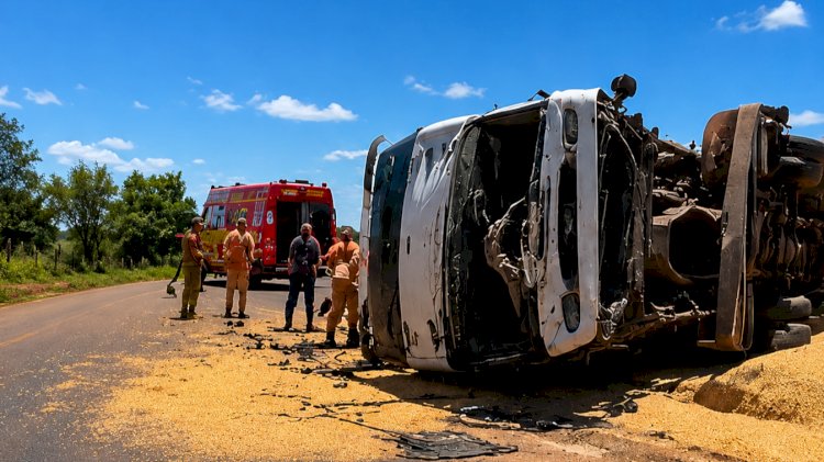 CARRETA CARREGADA DE MILHO TOMBA E MOTORISTA FICA PRESO ÀS FERRAGENS EM QUERÊNCIA